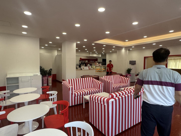 새롭게 문을 연 찰리와 고추빵공장 카페의 내부 모습