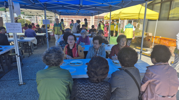복지관 앞마당에서 지역주민행사 진행중