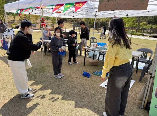 강원본부 직원들이 지난 26일 강원도 원주시 원주문화원에서 열린 2025년 기후변화주간 행사 ‘지구야 사랑해’에 참여하고 있다.