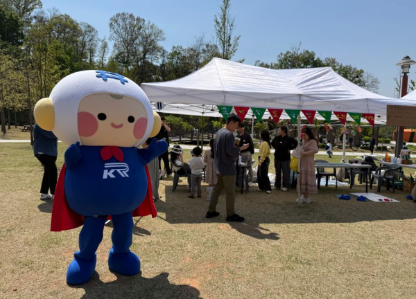 강원본부 직원들이 지난 26일 강원도 원주시 원주문화원에서 열린 2025년 기후변화주간 행사 ‘지구야 사랑해’에 참여하고 있다.