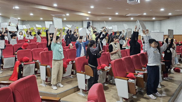 지난 28일 예천초등학교 체육관에서 열린 어린이 안전 골든벨 진행 모습