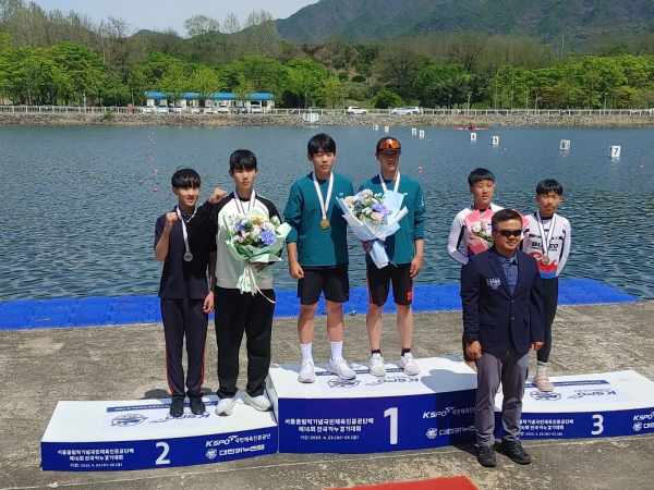 서울올림픽기념 국민체육진흥공단배 제16회 전국카누경기대회에서 메달 수상 시상식 모습