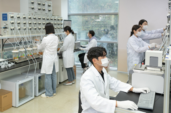 이공계 대학원생들이 실험실습에 몰두하고 있다.