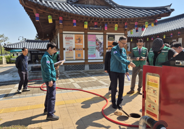 송무경 부시장이 지난 29일 공주한옥마을에서 집중안전점검 진행 모습