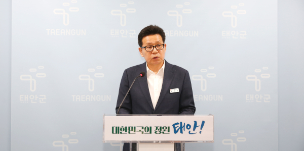 30일 군청 브리핑실에서 정례브리핑 중인 한석민 주민공동체과장.