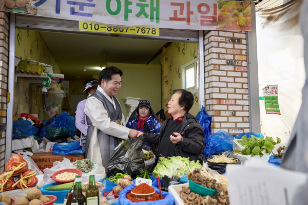 오세현 아산시장이 지난 24일 온양온천전통시장을 방문한 모습