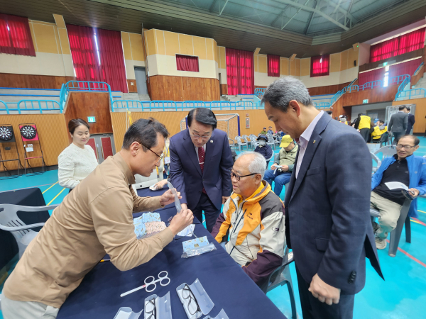 이용록 홍성군수(가운데)와 김종수 농협홍성군지부장(오른쪽)이 광천농협 주관 농촌왕진버스 행사를 찾아 농업인을 응원하고 있다.