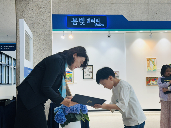 출품한 학생 가족 30명을 초대하여 첫 번째 전시 개막식 개최