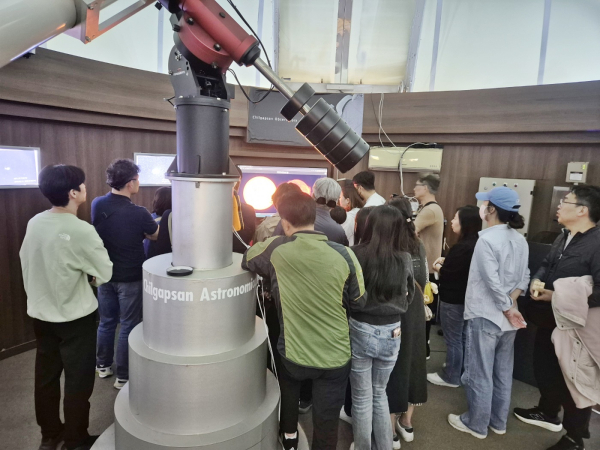 청양군 칠갑산천문대에서 방문객들이 태양관측 사진을 보는 모습
