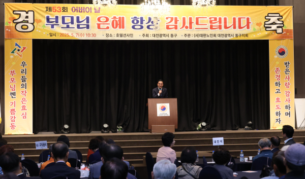 7일, 가양동 선샤인호텔에서 열린 제53회 어버이날 기념행사에서 인사말하는 박희조 구청장