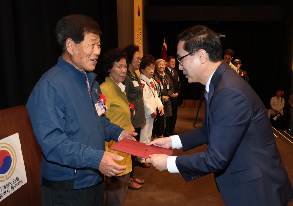 박희조 동구청장이 7일 가양동 선샤인호텔에서 열린 제53회 어버이날 기념행사에 참석해 표창장을 수여하고 있다.