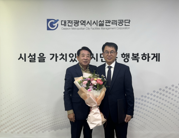 우측: 신임 상임이사(기술본부장) 임명장 수여식 모습