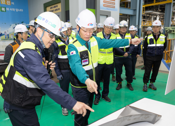 사진은 이정복 서부발전 사장(가운데)이 지난달 23일 태안발전본부에서 안전 점검 중인 모습