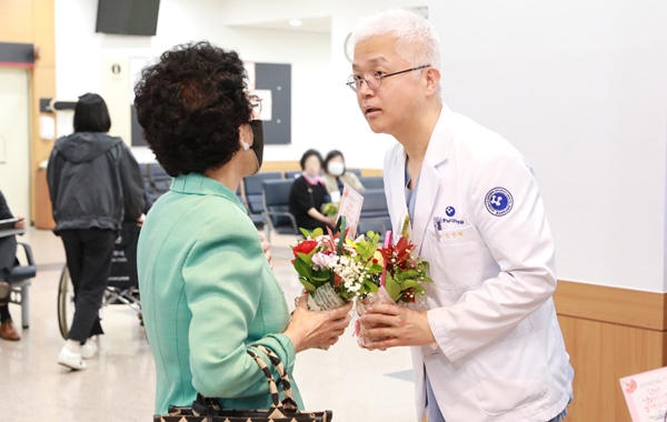 충남대병원 노인센터 어버이날 카네이션 행사