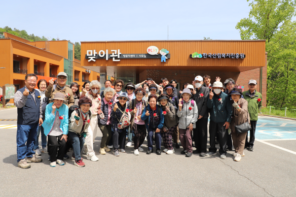 어버이날 시니어웰라이프 프로그램 참여자 대상 감사행사