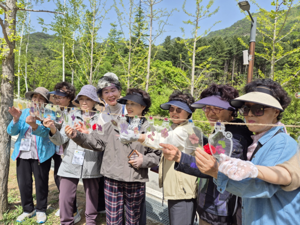 8일 강원도 춘천시 신북읍 국립춘천숲체원에서 시니어웰라이프 교육 프로그램에 참여한 어르신들이 압화 만들기 체험 후 서로 작품을 감상하고 있다.
