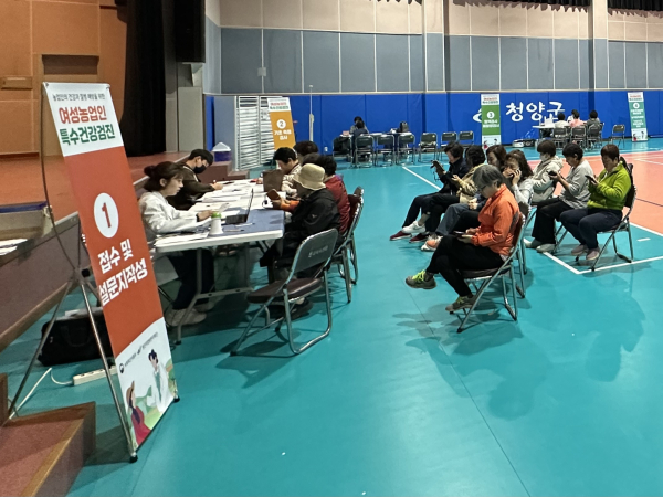 여성 농업인 특수건강검진을 받는 농업인의 모습