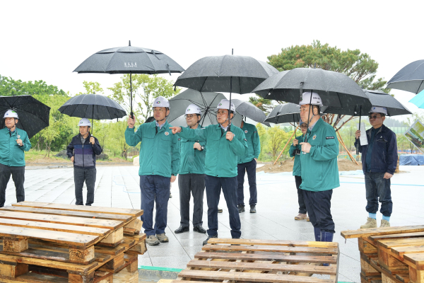 김석필 권한대행이 천안삼거리공원 재개발 사업 현장 방문 모습