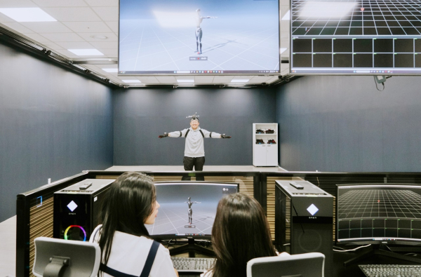 단국대 학생들이 바이오헬스플래닛에서 AI·로봇·IoT 기술을 활용한 체험을 진행하고 있다.