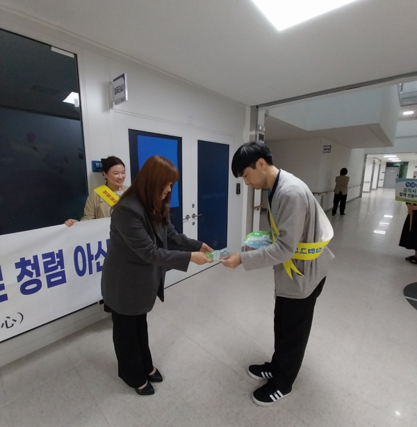 청렴동아리‘청심’ - 이순신고학부모청렴동아리 연계 ‘함께 만들어 가는 청렴한 세상’청렴 캠페인 진행 모습
