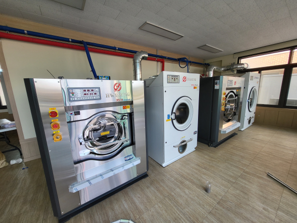 비봉농공단지 관리사무소에 위치한 근로자 작업복 공동세탁소 모습