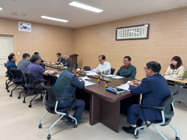 한국밤재배자협회 청양군지회와 2025년 밤 산업 지원사업 추진 방향과 전국대회 준비사항 협의 모습