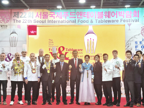 서울국제푸드앤테이블웨어박람회 & 월드푸드올림픽 기념사진 * 홍문표 aT 사장(좌측 9번째)