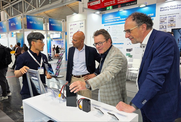 인터배터리 유럽 2025에서 해외 바이어에게 제품설명을 하고 있는 (주)유뱃 김창현 부사장'