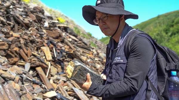 KIGAM 연구진이 해외 리튬 유망 지역의 광물을 조사하고 있다.