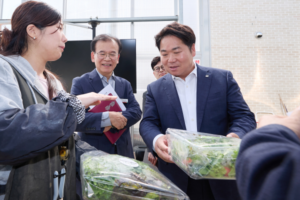 오세현 아산시장, 농업기술센터 방문해 현장 점검 모습