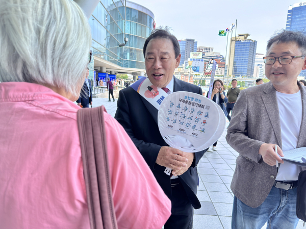 ‘찾아가는 서명운동’ 진행 모습