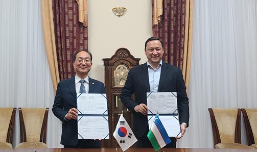 이성해 국가철도공단 이사장(왼쪽)은 지난 4월 30일(수) 라흐메토프 힉마툴라 우즈베키스탄 철도공사 수석부사장(오른쪽)과 양해각서(MOU)를 체결한 후 기념촬영