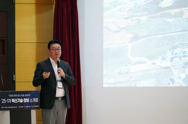 기업 장비 및 기술을 소개하고 있는 시버리솔루션즈 안경익 대표이사