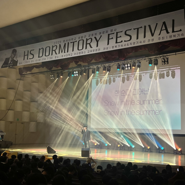 예랑제에서 가수 강균성 씨가 강연 후 음악공연을 하고 있다