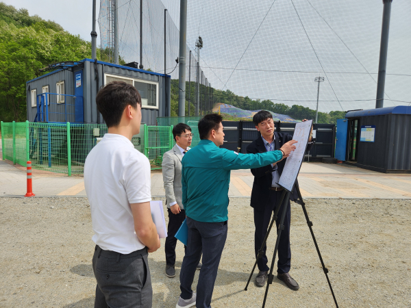채수봉 천안시 문화체육국장이 지난 13일 도민체전 경기가 치러질 천안야구장을 점검하고 있다.