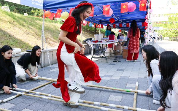 순천향대 ‘글로벌 다문화 축제’에서 학생들이 베트남 전통 대나무 놀이(나이샵)을 체험하고 있다.