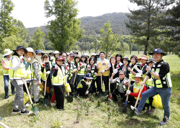 탄소상쇄 숲 조성 나무 심기 행사 장면