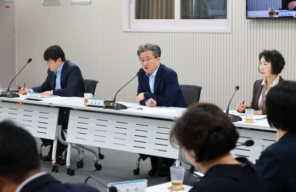 정용래 유성구청장이 14일 확대간부회의에서 당부 사항을 전달하고 있다