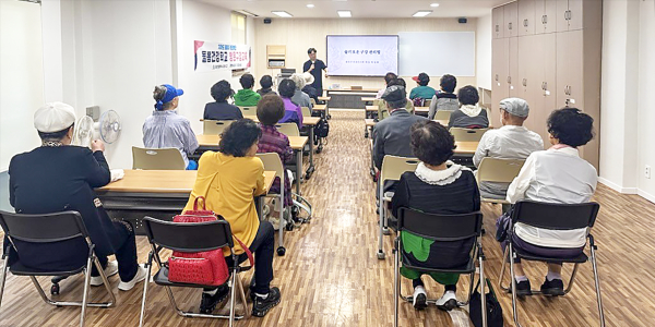 법동돌봄건강학교에서 ‘방문 구강건강관리 프로그램’을 진행하고 있다.