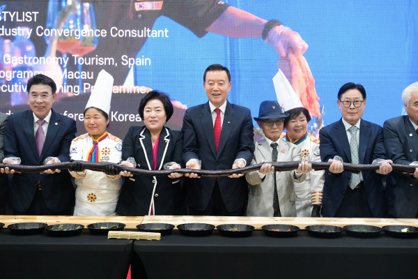 2025 K-웰니스 푸드&투어리즘 페어 현장사진  * 홍문표 aT 사장(좌측 4번째)