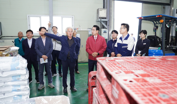 15일 고북면 ㈜새들만 본사에서 열린 네덜란드 수출 선적식 모습