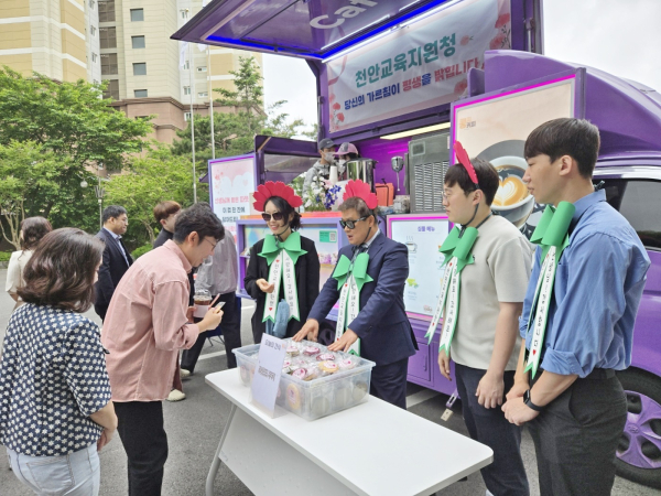 이병도 교육장과 간부 공무원이 아침 출근길에 직원들을 대상으로 ‘선생님, 고맙습니다’ 행사 간식 전달 모습