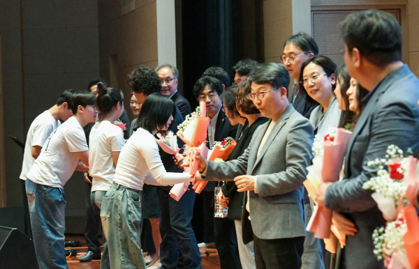 백석대 사범학부 학생들이 전공 채플 시간에 교수들에게 카네이션을 전달하고 있다.