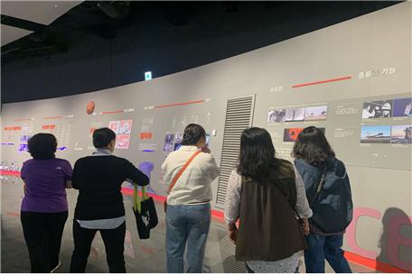 15일 모빌리티뮤지엄(용인 소재)에서 신산업분야 진로교육모델 개발 교원연수에 참여한 연수생들이 관람을 하고 있는 모습.