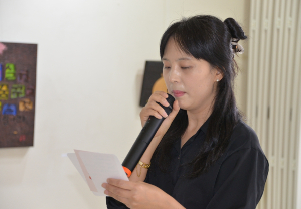 인사하는 유보경 세종갤러리 관장