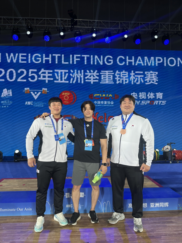 장연학 선수(왼쪽)와 이형도 감독(가운데)과 이양재 선수(오른쪽)가 시상대 앞에서 기념 촬영