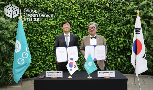 김형렬 행복청장(왼쪽)이 김상협 글로벌녹색성장기구 사무총장(오른쪽)과 「행복도시 탄소중립 선도모델 확산 및 국제협력 강화를 위한 업무협약」을 체결 후 기념촬영