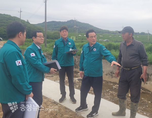 연무읍 황화정리 수철천 재해 복구 현장을 찾은 백성현 논산시장. 현장에는 이재수 건설미래국장, 김영천 건설과장 등 관계공무원이 함께했다.