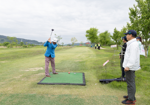 청양 금강변 파크골프장에서 파크골프를 하는 모습