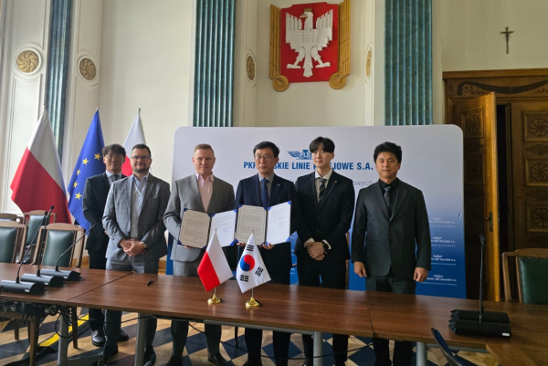 윤학선 글로벌사업본부장(오른쪽 세번째)이 지난 19일 폴란드 바르샤바에서 Maciej Kaczorek 폴란드철도시설공사 전략개발이사(왼쪽 세번째)와 철도 협력 양해각서(MOU) 체결한 후 관계자들과 기념촬영